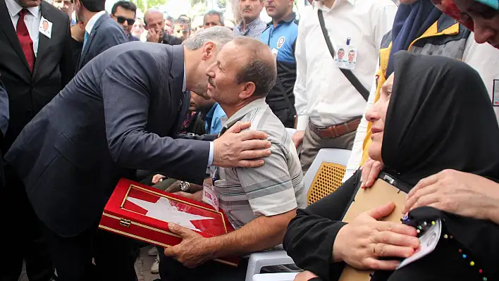 Şehit polis memuru toprağa verildi