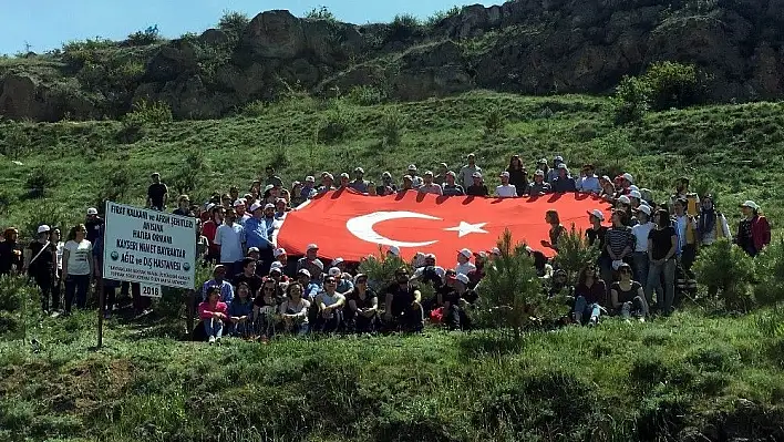 Şehitler anısına fidanlar toprak ile buluştu
