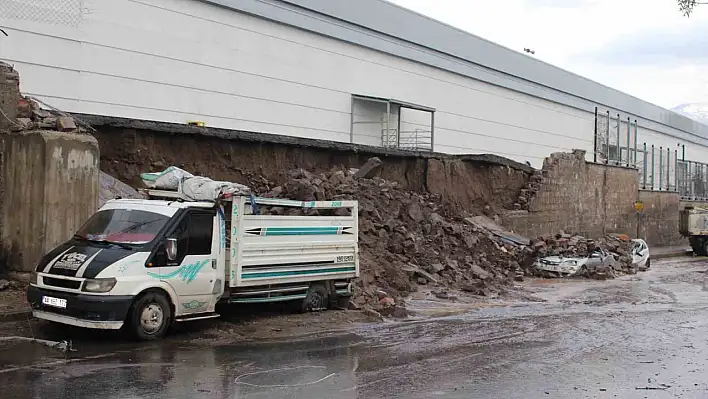 Selde fabrikanın duvarı yıkıldı: 4 araç hurdaya döndü!