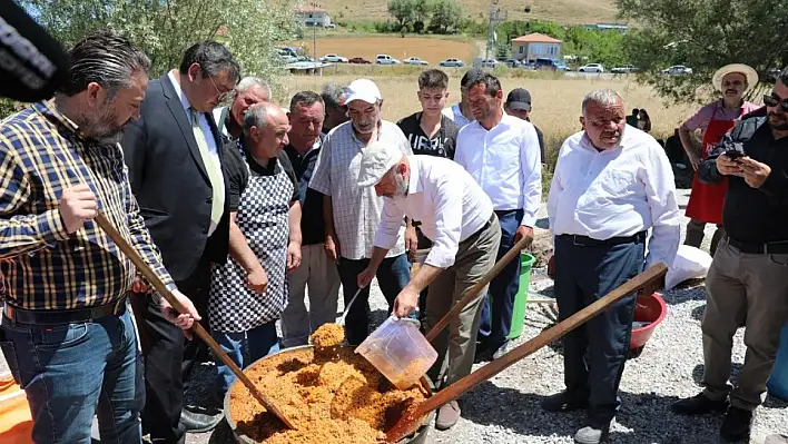 Şenliğe katıldı bulgur pilavı dağıttı