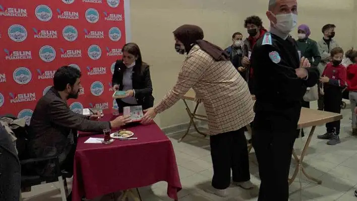 Serdar Tuncer'in imza standına yoğun ilgi