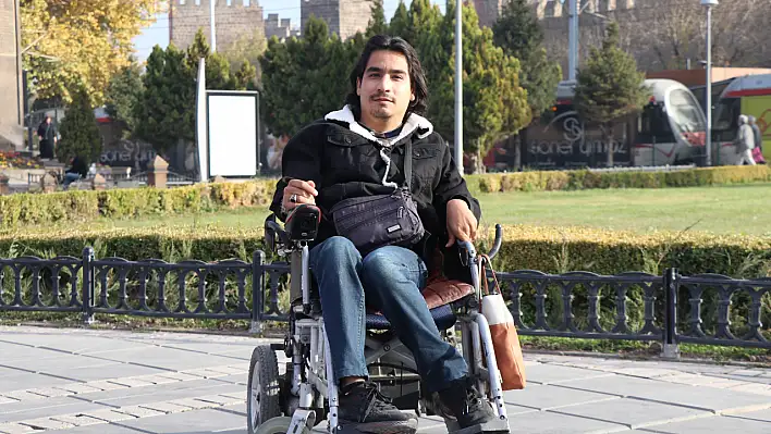 Serebral palsili Hikmet Ekiz, engellere rağmen hayallerini gerçekleştiriyor