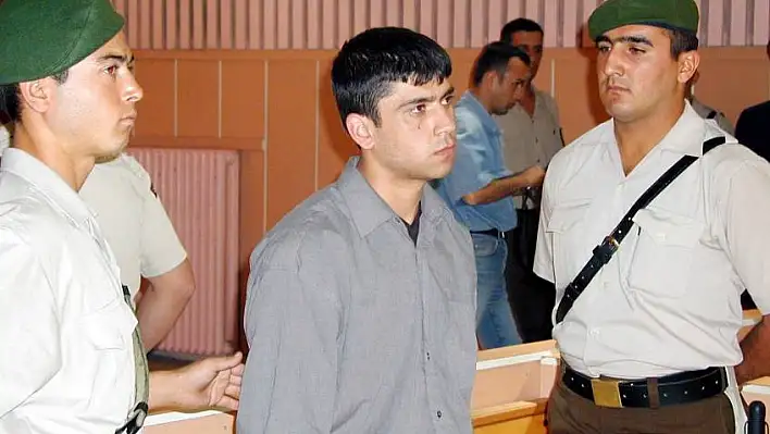 Seri katil duruşmada titredi, boynunu büktü, &quotVurmayın" diye bağırdı 