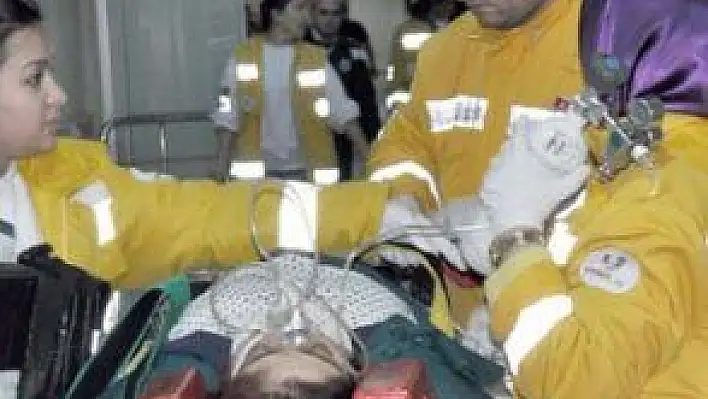 SERVİS OTOBÜSÜ OTOMOBİLLE ÇARPIŞTI: 6 YARALI