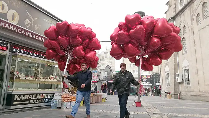 Sevgililer Gününe özel balon mesaisi