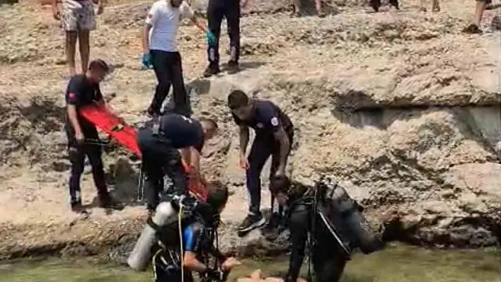 Kaybolan genci 'kurbağa adamlar' buldu