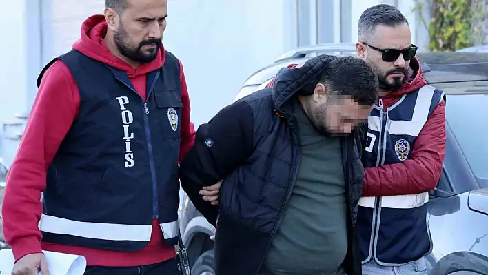 Seyhan polisi bir eve yaptığı baskında 13 ruhsatsız tabanca ele geçirdi