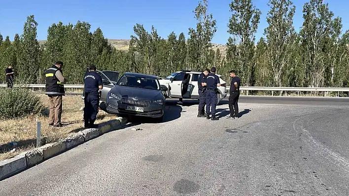 Seyir halindeki araca çarptı