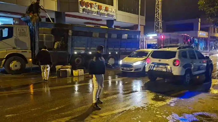 Kozan'da seyir halindeki kamyon yandı