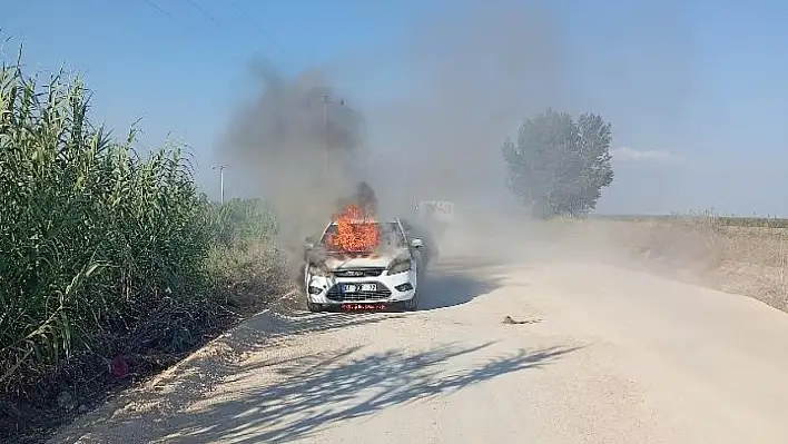 Seyir halindeki otomobil alev alev yandı!