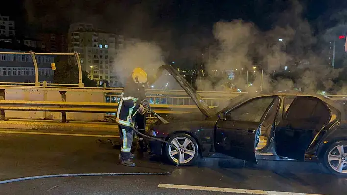 Trafikteki otomobil alev aldı