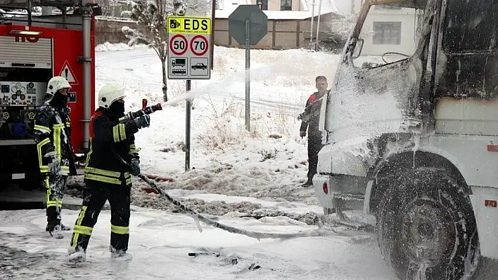 Seyir halindeyken yanan kamyonu itfaiye söndürdü
