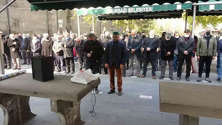 Sezai Karakoç için Kayseri'de gıyabi cenaze namazı kılındı