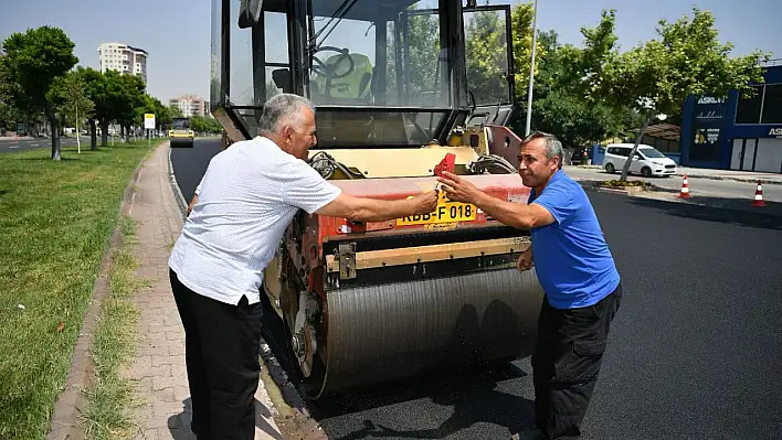 Sıcak hava sıcak asfaltta serinleten ikram!