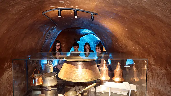 Sıcaklardan kaçanlar Talas'taki Su Galerisine akın ediyor