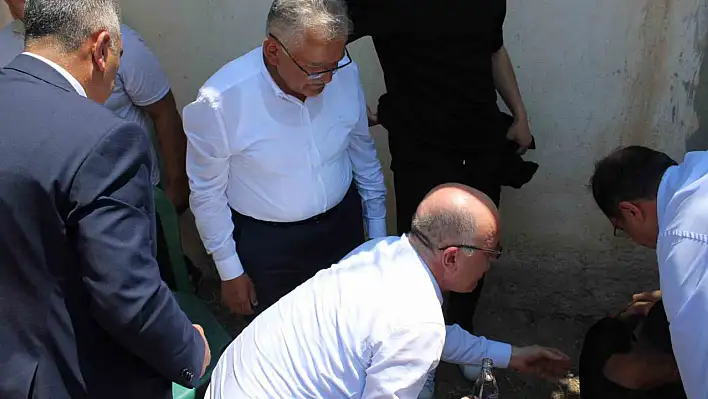 39 derece sıcakta bayılan gence doktor başkandan ilk yardım