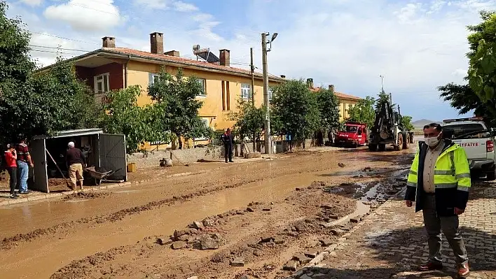 Şiddetli yağış Develi'de sel baskınlarına yol açtı