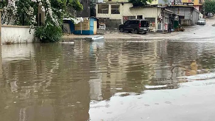 Adana'da yer yerinden oynadı