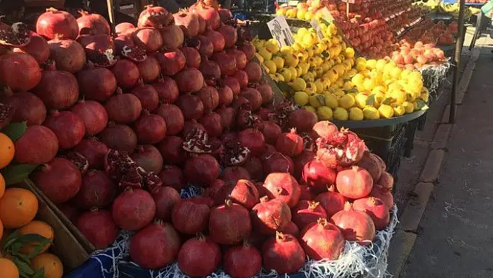 Şifa deposu nar pazar tezgahlarında