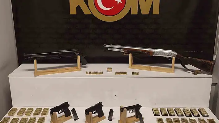 Silah kaçakçılarına operasyon! Bakın neler ele geçirildi