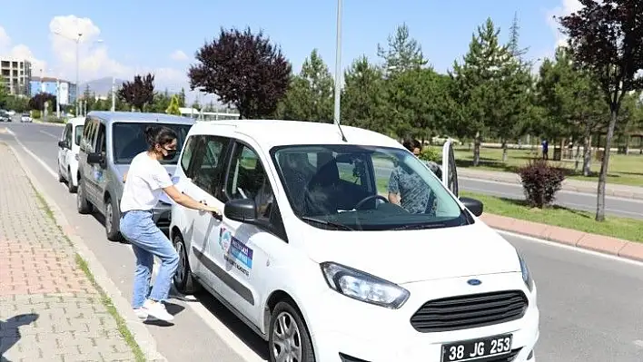 Sınava geç kalan öğrencilerin yardımına Melikgazi koştu