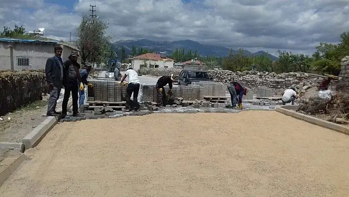 Sindelhöyük Mahallesi'nde yol yapım çalışmaları sürüyor