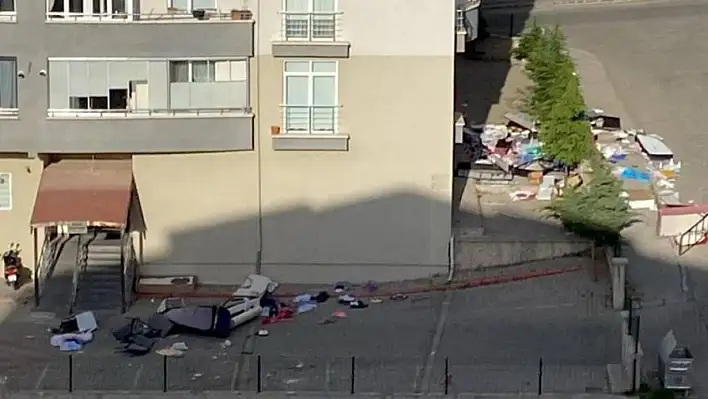 Sinir krizi geçiren şahıs eşyaları 6. kattan attı