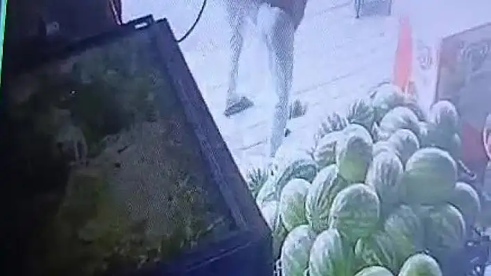 Sipariş verdiği marulu beğenmeyen müşteri, market çalışanı darp etti