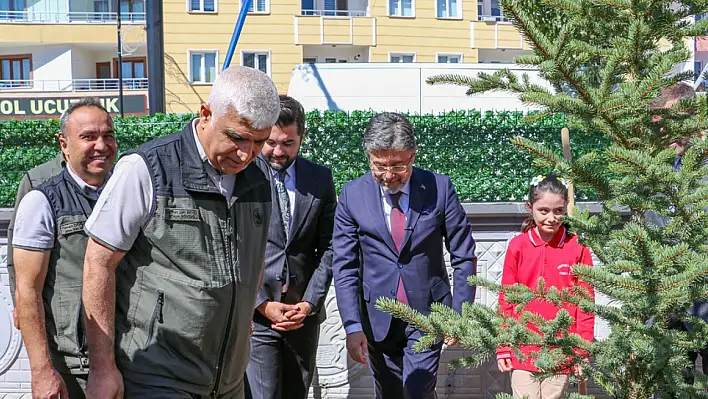 Sivas'a giden Bakan Yumaklı'ya Kayseri'den bakın kim eşlik etti?