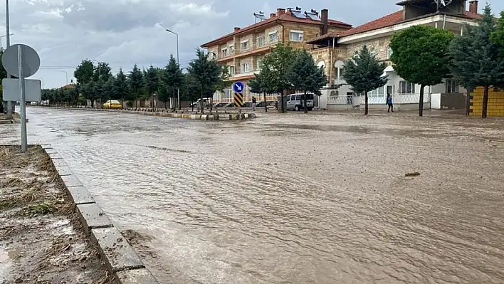 Sivas'a yıldırım düştü, Yozgat'ı dolu vurdu, Nevşehir'i sel aldı
