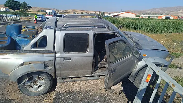 Sivas-Kayseri karayolunda otomobil bariyerlere ok gibi saplandı