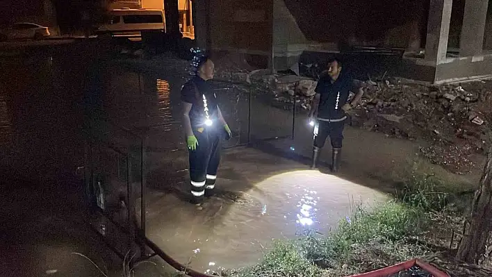 Ana su borusu patladı: Cadde göle döndü