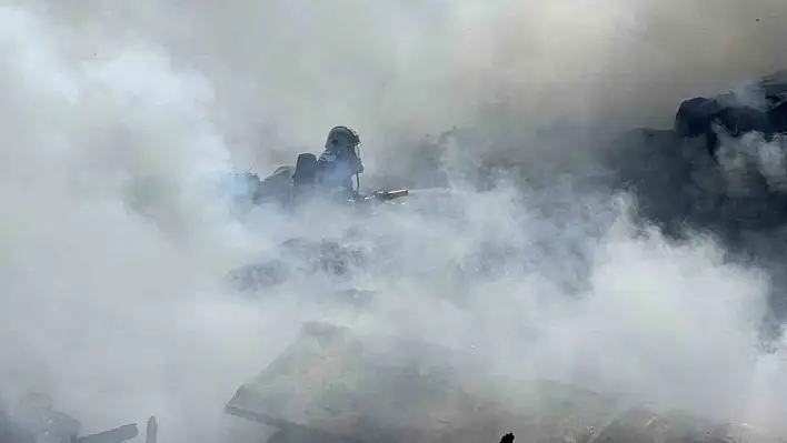 Atık malzemeler alev aldı, dumanı gökyüzünü kapladı