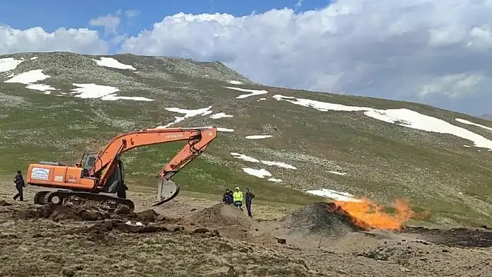 Yıldırım düştü doğalgaz boru hattında yangın çıktı