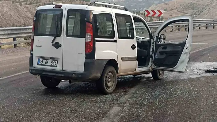 Sivas'ta iki araç kafa kafaya çarpıştı