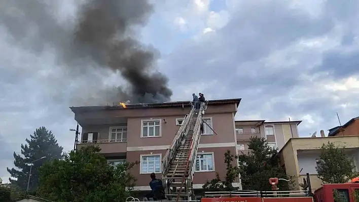 Sivas Suşehri'nde 3 katlı binanın çatı katında yangın çıktı