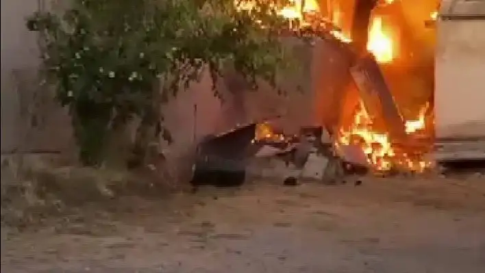 2 ev, 1 ahır ve samanlık yandı!