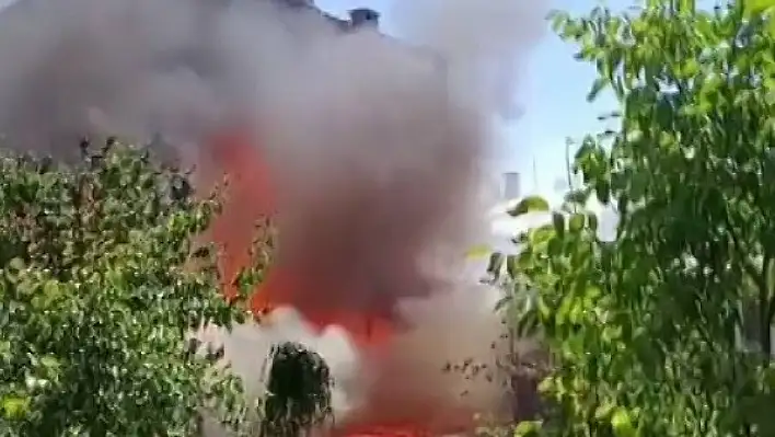 Sivas'ta müstakil ev alev alev yandı