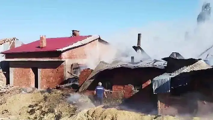 Sivas'ta köyde çıkan yangında iki ev kullanılamaz hale geldi