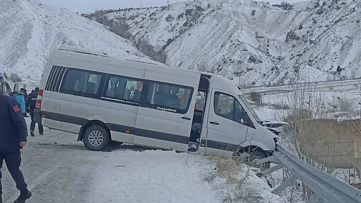 Sivas'ta minibüs ile otomobilin çarpıştı: 26 yaralı