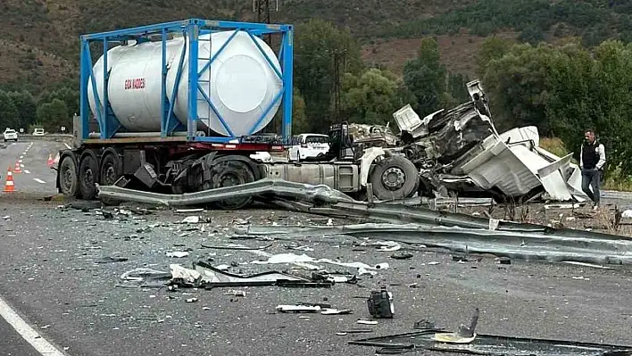 Otobüs TIR'la çarpıştı, 3'ü ağır 18 yaralı!