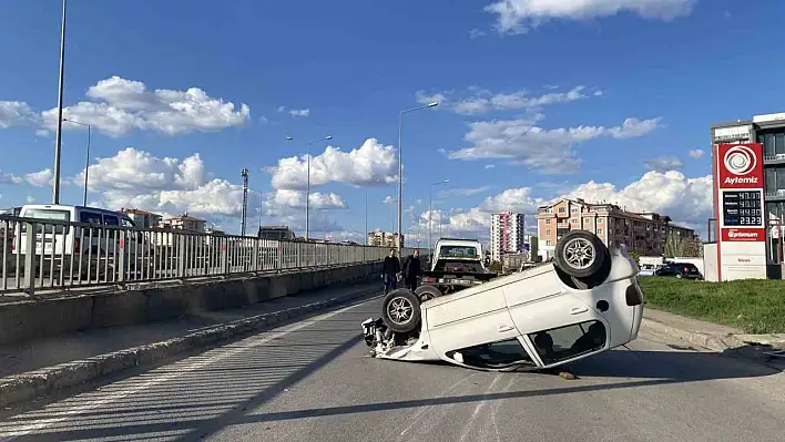 Sivas'ta otomobil devrildi