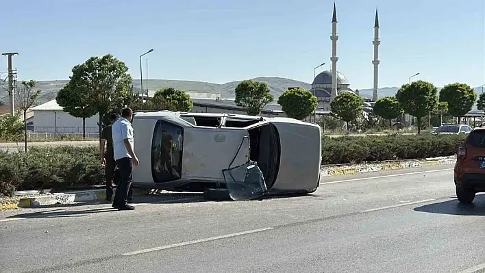 Sivas'ta otomobil takla attı