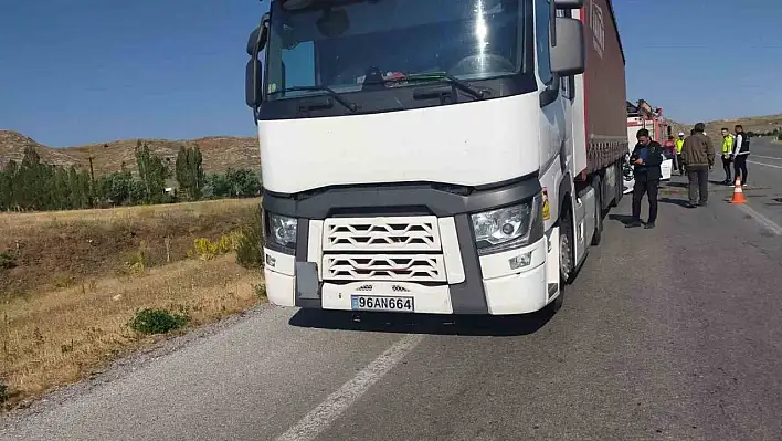 Otomobil tıra çarptı: 1 çocuk öldü, 5 kişi yaralandı
