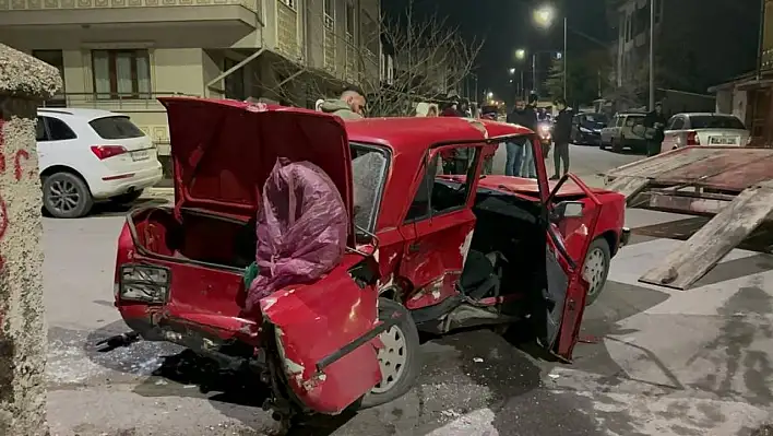 Otomobiller çarpıştı: 1'i ağır 5 yaralı