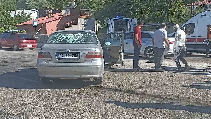 Otomobiller çarpıştı: 1'i ağır 4 yaralı