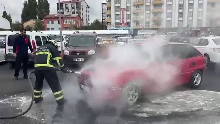 Otomobilde çıkan yangın, paniğe neden oldu