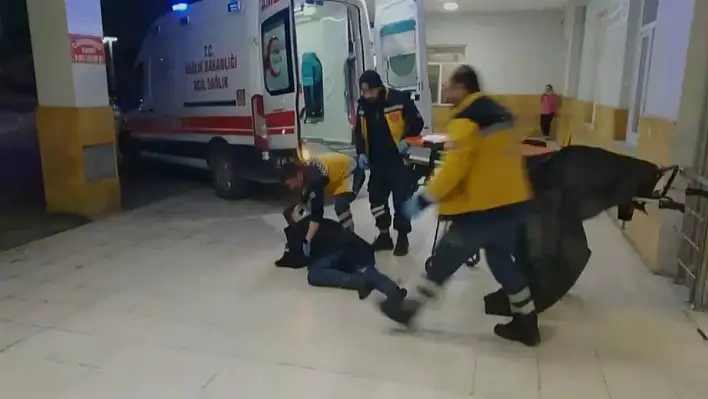 Ambulansla hastaneye taşınan yaralı, sedyeden düşürüldü