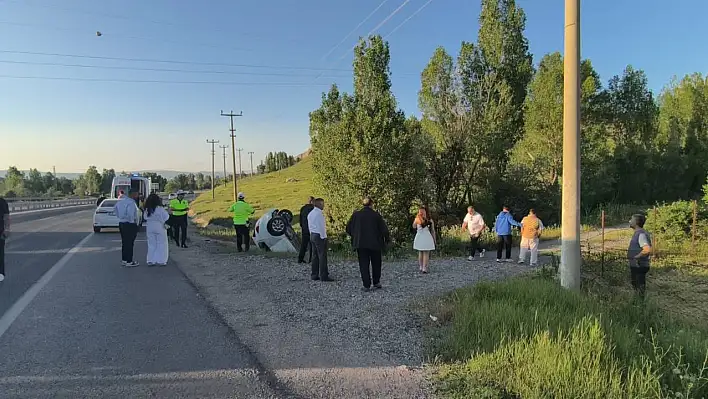 Su kanalına yuvarlanan otomobildeki 3 kişi yaralandı