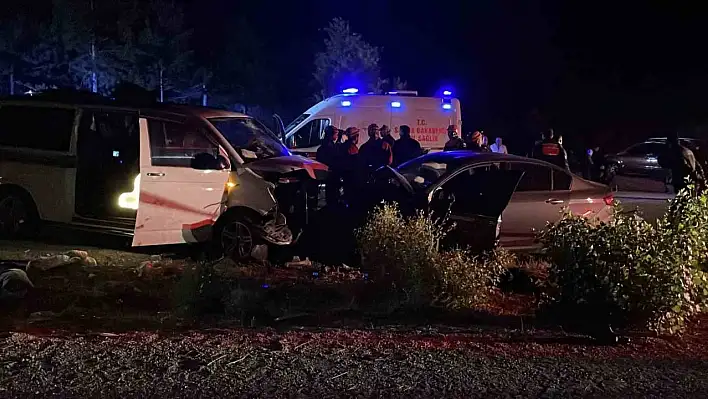 Sivas'ta ters yöne giren minibüs otomobille çarpıştı: Ölü ve yaralılar var